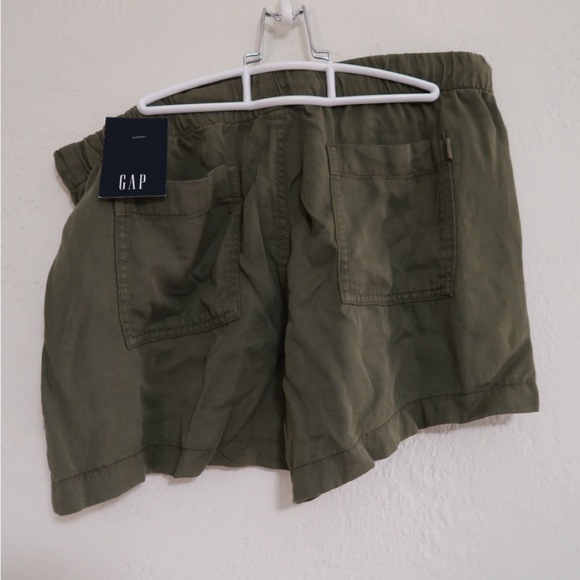 GAP: Green Womens Pull On Shorts, Elastic Waist and Pockets - Size Large (NWT) - Picture 2 of 3